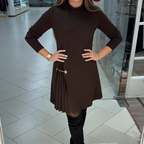 Isabella | Vestido Plisado Línea A con Cadena Dorada