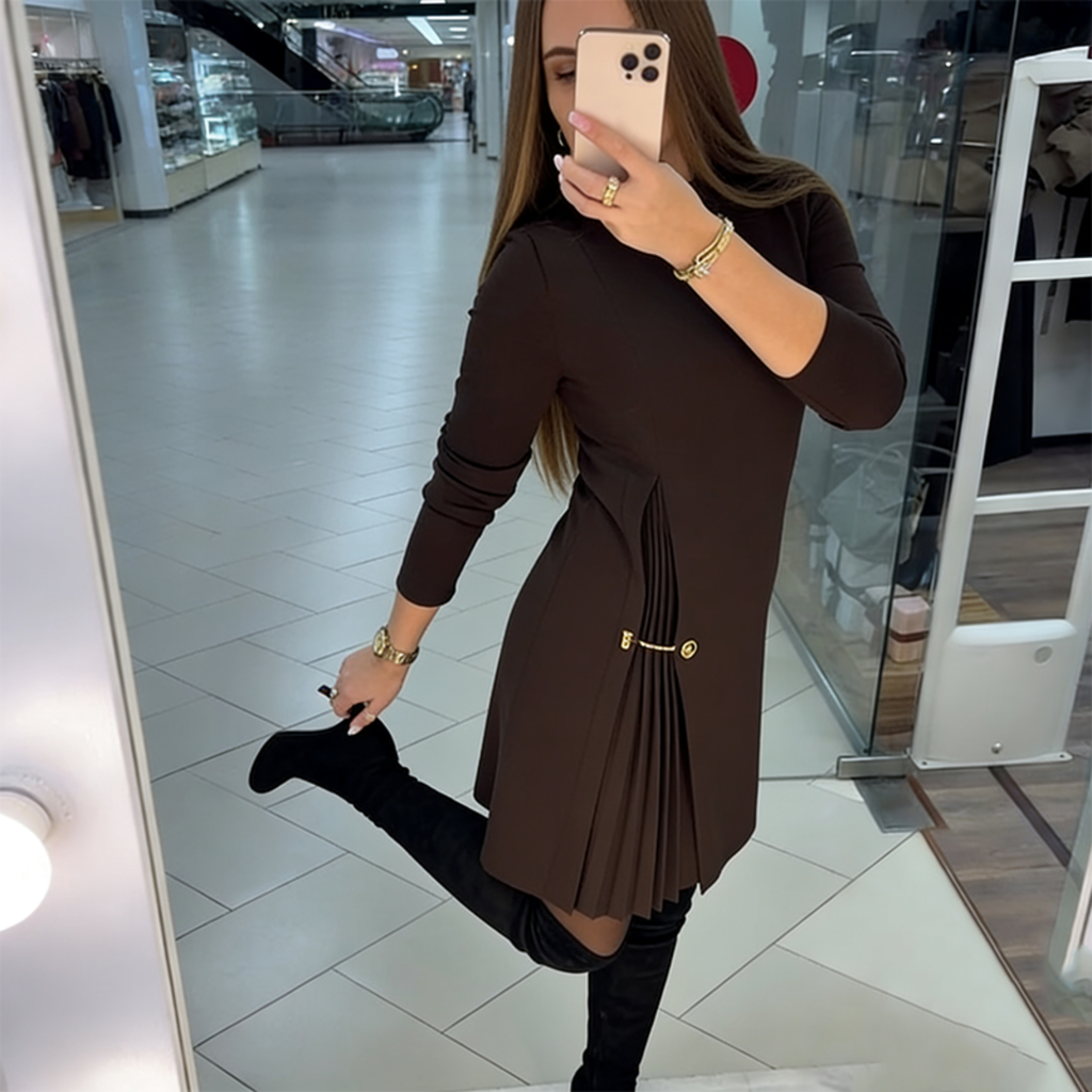 Isabella | Vestido Plisado Línea A con Cadena Dorada