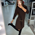 Isabella | Vestido Plisado Línea A con Cadena Dorada